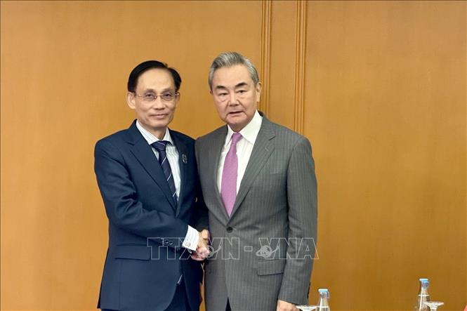 Bộ trưởng Ngoại giao Lê Hoài Trung gặp Bộ trưởng Ngoại giao Trung Quốc Vương Nghị. Ảnh: Việt Dũng - PV TTXVN từ Phiippines
