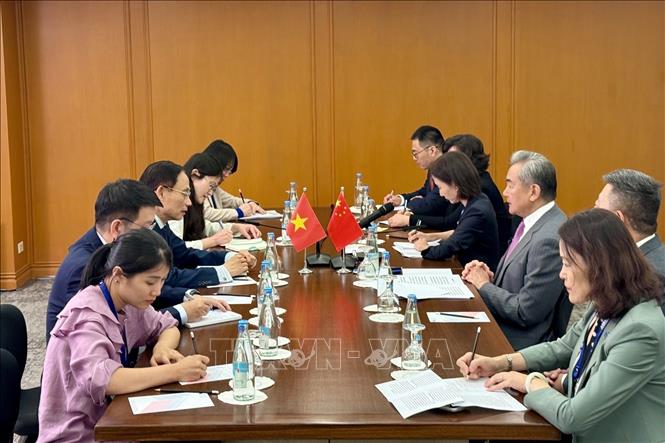 Bộ trưởng Ngoại giao Lê Hoài Trung gặp Bộ trưởng Ngoại giao Trung Quốc Vương Nghị. Ảnh: Việt Dũng - PV TTXVN từ Phiippines