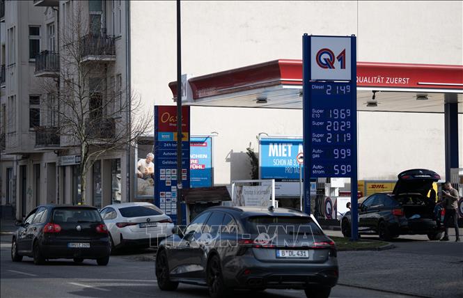 Một trạm xăng ở Berlin, Đức. Ảnh: THX/TTXVN phát