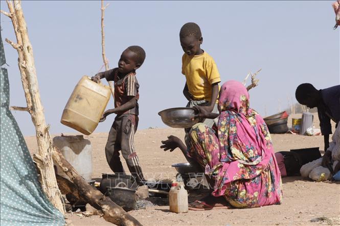 Người dân tại trại tị nạn ở El Fasher, Bắc Darfur, Sudan. Ảnh: THX/TTXVN phát