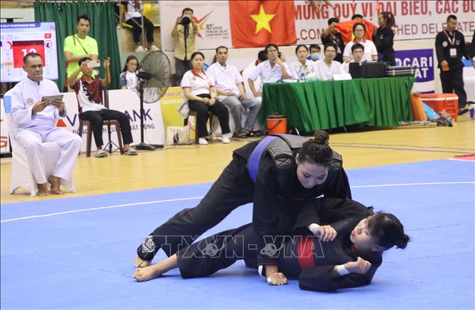 Các vận động viên thực hiện những kỹ thuật khó, đẹp mắt để giành chiến thắng đối phương tại trận chung kết Giải Vô địch Pencak Silat châu Á lần thứ 10 - năm 2026. Ảnh: Lê Xuân-TTXVN