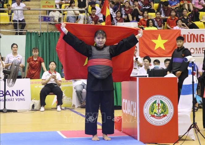 Nữ vận động viên Đội tuyển Pencak Silat Việt Nam ăn mừng sau khi giành chiến thắng đối phương. Ảnh: Lê Xuân-TTXVN