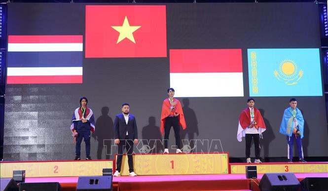 Trao huy chương Vàng cho vận động viên Đội tuyển Pencak Silat Việt Nam. Ảnh: Lê Xuân-TTXVN