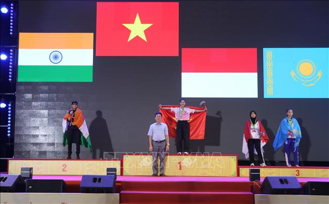 Trao huy chương Vàng cho vận động viên Đội tuyển Pencak Silat Việt Nam. Ảnh: Lê Xuân-TTXVN