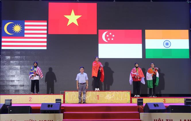 Trao huy chương Vàng cho nữ vận động viên Đội tuyển Pencak Silat Việt Nam. Ảnh: Lê Xuân-TTXVN