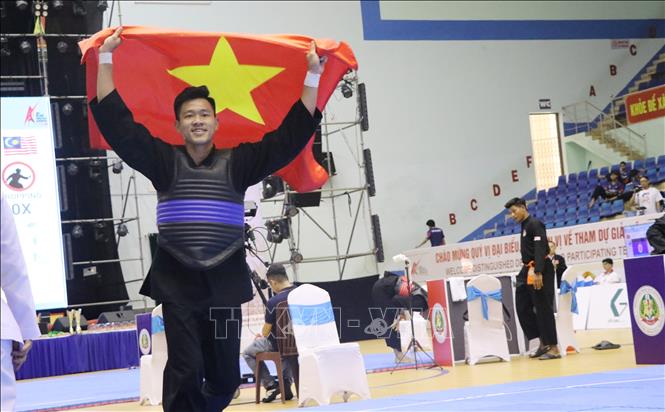 Vận động viên Đội tuyển Pencak Silat Việt Nam ăn mừng sau khi giành chiến thắng đối phương. Ảnh: Lê Xuân-TTXVN