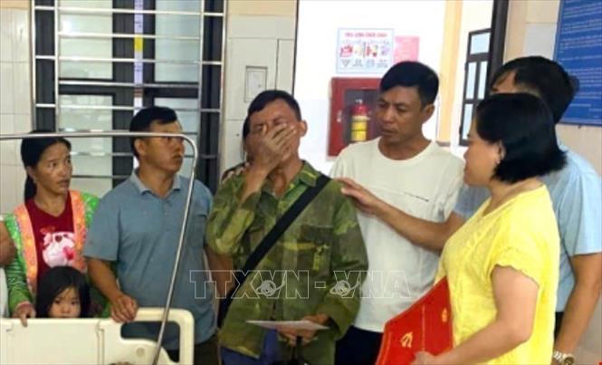 Chính quyền xã Mường Nhé, tỉnh Điện Biên đến thăm hỏi, động viên người nhà nạn nhân. Ảnh: TTXVN phát.