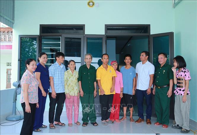 Ông Nguyễn Quyết Chiến (sinh năm 1953), chiến đấu tại chiến trường Đông Nam Bộ hiện sống tại phường Bỉm Sơn, có 3 con, 3 cháu bị nhiễm chất độc da cam vừa dọn về ngôi nhà mới được xây dựng từ nguồn kinh phí do các cơ quan, đoàn thể, các nhà hảo tâm ủng hộ. Ảnh: Trọng Đức - TTXVN