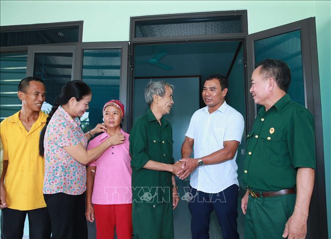 Ông Nguyễn Quyết Chiến (giữa), chiến đấu tại chiến trường Đông Nam Bộ hiện sống tại phường Bỉm Sơn, có 3 con, 3 cháu bị nhiễm chất độc da cam vừa dọn về ngôi nhà mới được xây dựng từ nguồn kinh phí do các cơ quan, đoàn thể, các nhà hảo tâm ủng hộ. Ảnh: Trọng Đức - TTXVN