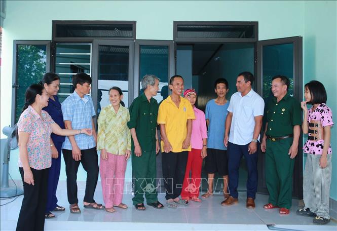 Ông Nguyễn Quyết Chiến (sinh năm 1953), chiến đấu tại chiến trường Đông Nam Bộ hiện sống tại phường Bỉm Sơn, có 3 con, 3 cháu bị nhiễm chất độc da cam vừa dọn về ngôi nhà mới được xây dựng từ nguồn kinh phí do các cơ quan, đoàn thể, các nhà hảo tâm ủng hộ. Ảnh: Trọng Đức - TTXVN