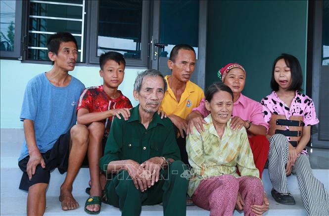 Ông Nguyễn Quyết Chiến (sinh năm 1953), chiến đấu tại chiến trường Đông Nam Bộ hiện sống tại phường Bỉm Sơn, có 3 con, 3 cháu bị nhiễm chất độc da cam vừa dọn về ngôi nhà mới được xây dựng từ nguồn kinh phí do các cơ quan, đoàn thể, các nhà hảo tâm ủng hộ. Ảnh: Trọng Đức - TTXVN