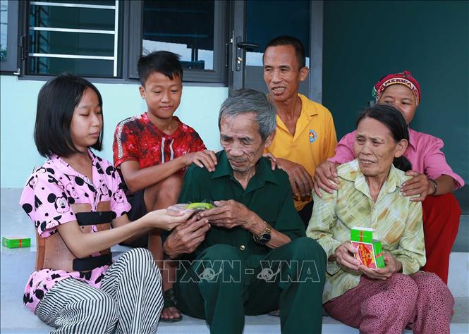 Ông Nguyễn Quyết Chiến (sinh năm 1953), chiến đấu tại chiến trường Đông Nam Bộ hiện sống tại phường Bỉm Sơn, có 3 con, 3 cháu bị nhiễm chất độc da cam vừa dọn về ngôi nhà mới được xây dựng từ nguồn kinh phí do các cơ quan, đoàn thể, các nhà hảo tâm ủng hộ. Ảnh: Trọng Đức - TTXVN