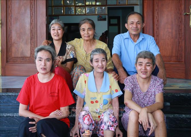 Ông Lê Đình Dểnh xã Quảng Trung tỉnh Thanh Hóa là bệnh binh với tỷ lệ mất sức khỏe 61%, thuộc đơn vị C4, D7, E3, F9, Quân đoàn 4 chiến đấu ở chiến trường phía Nam và bị nhiễm chất độc hóa học khiến ông sinh hạ được 4 người con gái đều bị nhiễm chất độc hóa học. Ảnh: Trọng Đức - TTXVN