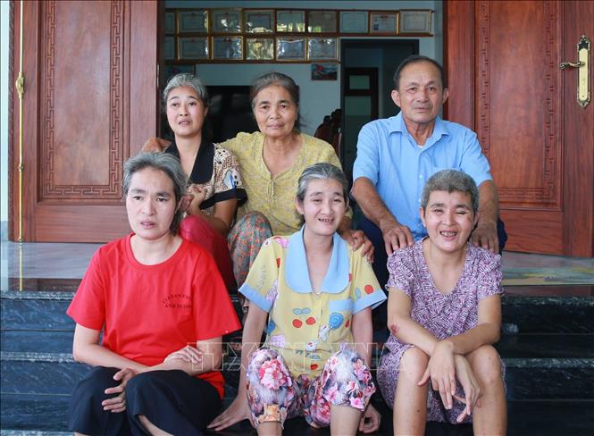 Ông Lê Đình Dểnh, xã Quảng Trung tỉnh Thanh Hóa là bệnh binh với tỷ lệ mất sức khỏe 61%, thuộc đơn vị C4, D7, E3, F9, Quân đoàn 4 chiến đấu ở chiến trường phía Nam và bị nhiễm chất độc hóa học khiến ông sinh hạ được 4 người con gái đều bị nhiễm chất độc hóa học. Ảnh: Trọng Đức - TTXVN