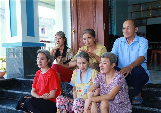 Ông Lê Đình Dểnh, xã Quảng Trung tỉnh Thanh Hóa là bệnh binh với tỷ lệ mất sức khỏe 61%, Quân đoàn 4 chiến đấu ở chiến trường phía Nam và bị nhiễm chất độc hóa học khiến ông sinh hạ được 4 người con gái đều bị nhiễm chất độc hóa học. Ảnh: Trọng Đức - TTXVN