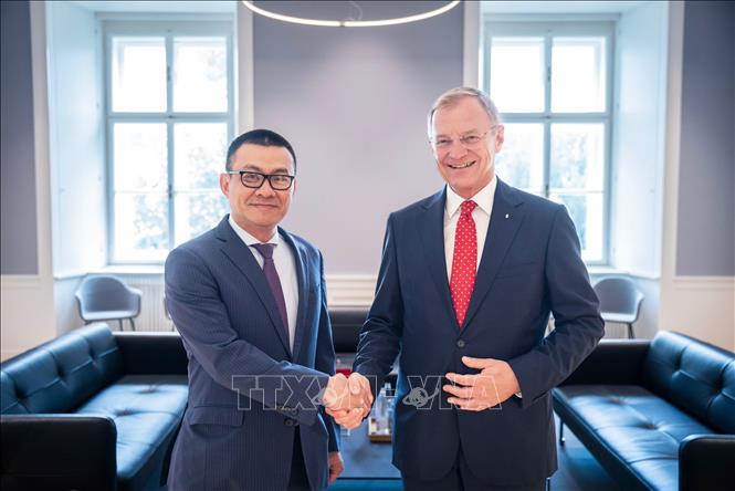 Đại sứ Vũ Lê Thái Hoàng đã có buổi làm việc với Thủ hiến Bang, ông Thomas Stelzer. Ảnh: TTXVN phát
