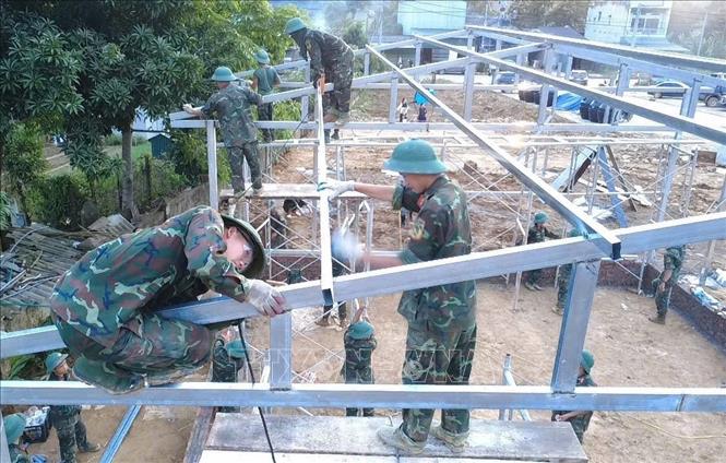Các chiến sĩ Bộ chỉ huy Quân sự tỉnh Lai Châu làm việc xuyên ngày đêm để hoàn thành 24 căn nhà cho người dân. Ảnh: Nguyễn Oanh-TTXVN