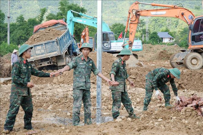 Các chiến sĩ Bộ chỉ huy Quân sự tỉnh Lai Châu làm việc xuyên ngày đêm để hoàn thành 24 căn nhà cho người dân. Ảnh: Nguyễn Oanh-TTXVN