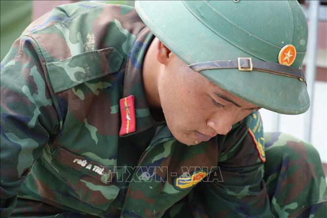 Bộ đội làm việc xuyên ngày đêm để xây nhà cho người dân Mường Than bị lũ quét vừa qua. Ảnh: Nguyễn Oanh-TTXVN