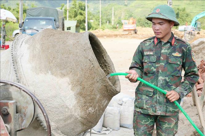 Các chiến sĩ Bộ chỉ huy Quân sự tỉnh Lai Châu làm việc xuyên ngày đêm để hoàn thành 24 căn nhà cho người dân. Ảnh: Nguyễn Oanh-TTXVN
