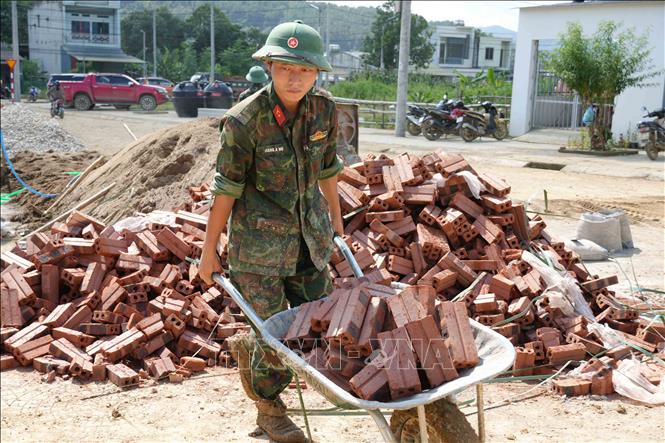 Các chiến sĩ Bộ chỉ huy Quân sự tỉnh Lai Châu làm việc xuyên ngày đêm để hoàn thành 24 căn nhà cho người dân. Ảnh: Nguyễn Oanh-TTXVN
