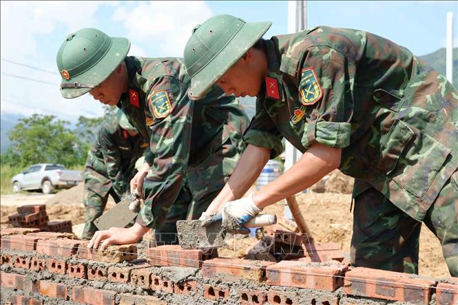 Bộ đội thần tốc xây nhà cho người dân vùng lũ Mường Than. Ảnh: Nguyễn Oanh-TTXVN