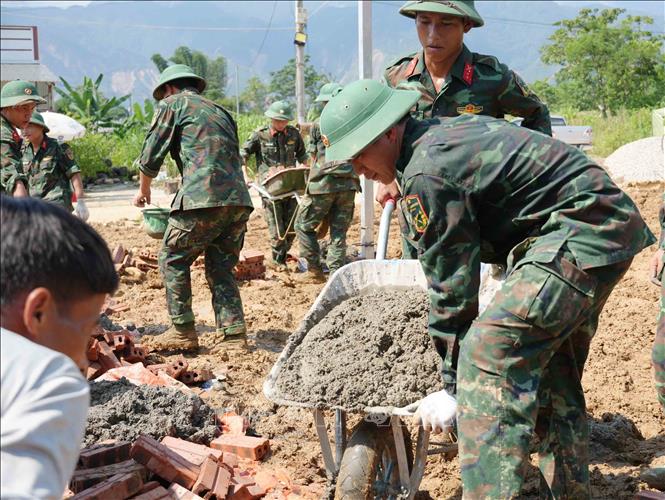 150 cán bộ, chiến sĩ được huy động xây 24 căn nhà cho người dân vùng lũ Mường Than. Ảnh: Nguyễn Oanh-TTXVN