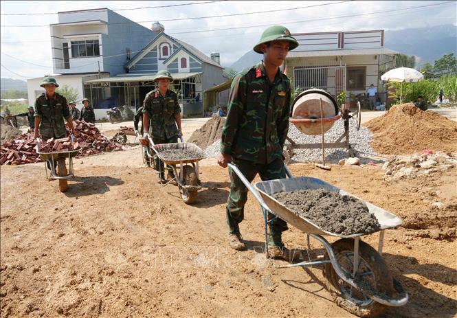 Các chiến sĩ Bộ chỉ huy Quân sự tỉnh Lai Châu tập trung xây nhà cho người dân. Ảnh: Nguyễn Oanh-TTXVN
