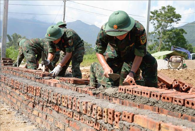 Các chiến sĩ Bộ chỉ huy Quân sự tỉnh Lai Châu tập trung xây nhà cho người dân. Ảnh: Nguyễn Oanh-TTXVN
