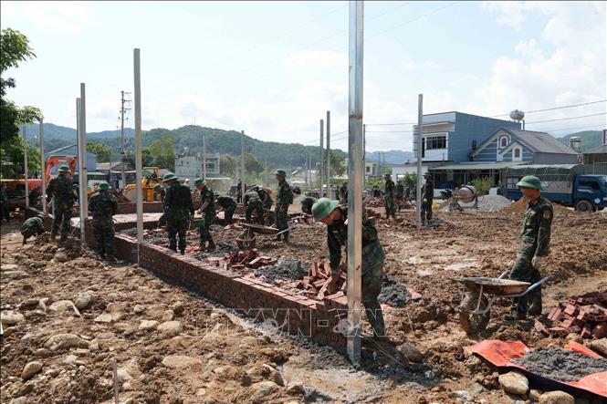 150 cán bộ, chiến sĩ được huy động xây 24 căn nhà cho người dân vùng lũ Mường Than. Ảnh: Nguyễn Oanh-TTXVN