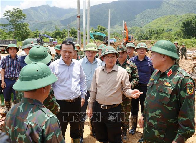 Phó Thủ  tướng Hồ Quốc Dũng kiểm tra tiến độ khu tái định cư xây 24 căn nhà cho ngườ dân Mường Than bị lũ quét . Ảnh: Nguyễn Oanh-TTXVN