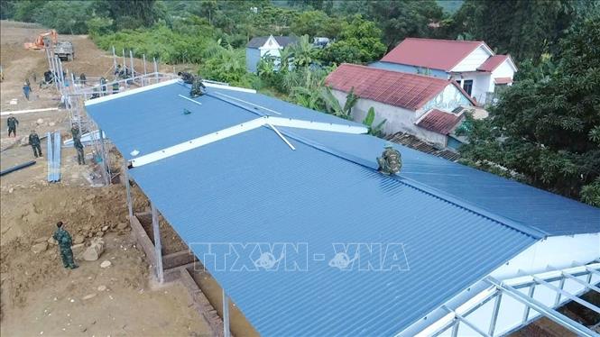 Những mái nhà đầu tiên đã được lợp cho bà con Mường Than. Ảnh: Nguyễn Oanh-TTXVN
