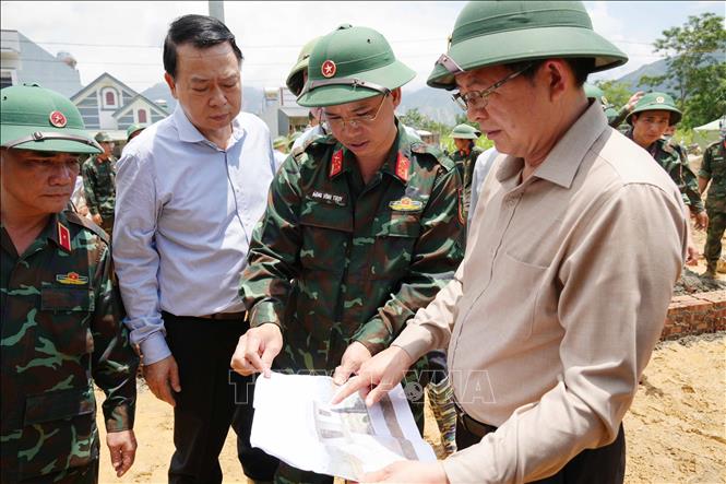 Phó Thủ  tướng Hồ Quốc Dũng kiểm tra tiến độ khu tái định cư xây 24 căn nhà cho ngườ dân Mường Than bị lũ quét . Ảnh: Nguyễn Oanh-TTXVN