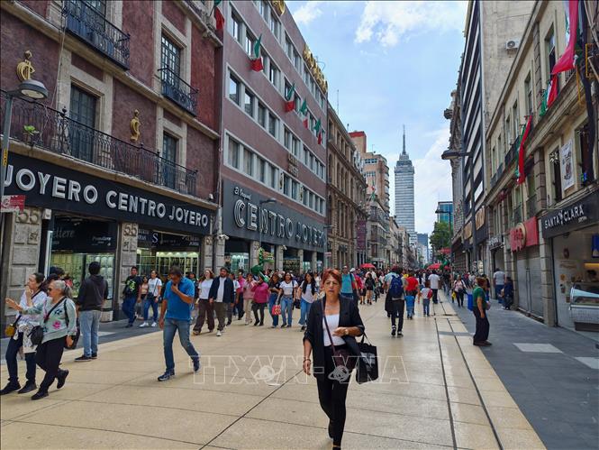 Du khách di chuyển tới khu vực tổ chức FIFA Fan Fest ở thủ đô Mexico City trong thời gian diễn ra World Cup 2026. Ảnh: Phương Lan- PVTTXVN tại Mexico 