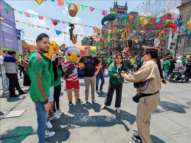 Người hâm mộ tập trung ở khu vực FIFA Fan Fest tại Quảng trường Zócalo, thủ đô Mexico City để theo dõi các trận đấu World Cup 2026. Ảnh: Phương Lan- PVTTXVN tại Mexico 