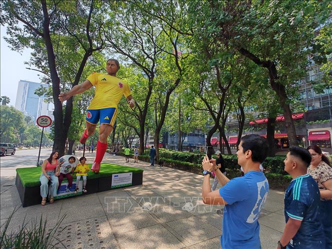Du khách quốc tế tham quan, chụp ảnh tại thủ đô Mexico City trong thời gian diễn ra World Cup 2026, góp phần thúc đẩy doanh thu ngành du lịch nước này. Ảnh: Phương Lan- PVTTXVN tại Mexico 