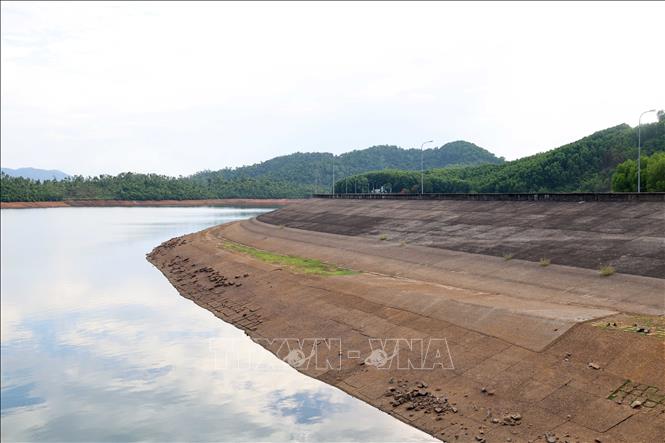 Nguồn nước sụt giảm mạnh tại thân đập chính của hồ Phú Ninh (Đà Nẵng). Ảnh: Đỗ Trưởng - TTXVN