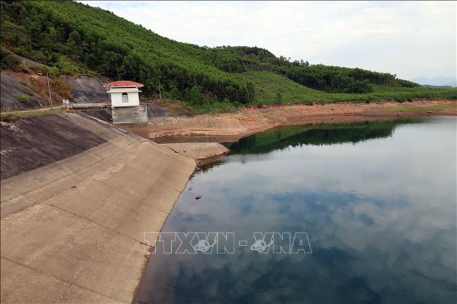 Nguồn nước sụt giảm mạnh tại cống ngầm đưa nước về hạ du của hồ Phú Ninh (Đà Nẵng). Ảnh: Đỗ Trưởng - TTXVN