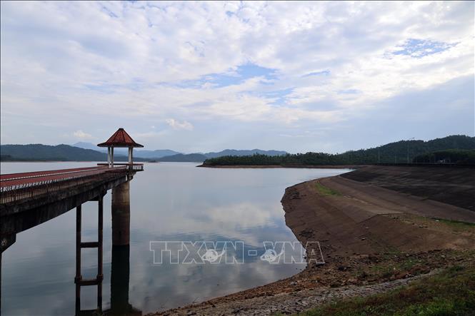 Việc sụt giảm mạnh nguồn nước tại hồ Phú Ninh ảnh hưởng đến việc điều tiết nước về hạ du trong thời gian tới. Ảnh: Đỗ Trưởng – TTXVN