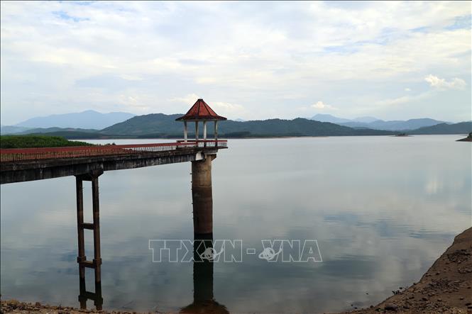 Hạn hán làm sụt giảm mạnh nguồn nước tại hồ Phú Ninh (Đà Nẵng). Ảnh: Đỗ Trưởng - TTXVN
