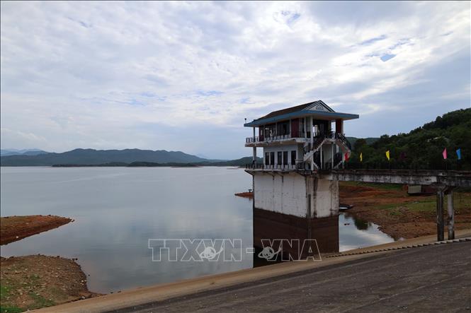 Nguồn nước sụt giảm mạnh tại thân đập phụ và cống ngầm đưa nước về hạ du của hồ Phú Ninh (Đà Nẵng). Ảnh: Đỗ Trưởng - TTXVN