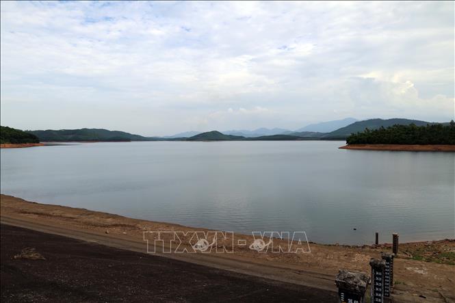 Mực nước xuống thấp theo các thang đo tại hồ Phú Ninh (Đà Nẵng). Ảnh: Đỗ Trưởng - TTXVN