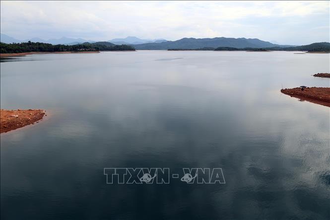 Nguồn nước sụt giảm mạnh tại lòng hồ Phú Ninh (Đà Nẵng). Ảnh: Đỗ Trưởng - TTXVN