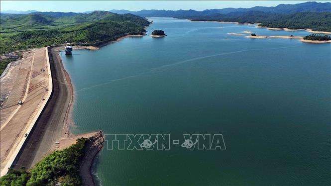 Hồ Kẻ Gỗ hiện có mực nước 22,17m, dung tích còn lại khoảng 108 triệu m³, tương đương khoảng 31% dung tích thiết kế. Ảnh: Hữu Quyết - TTXVN
