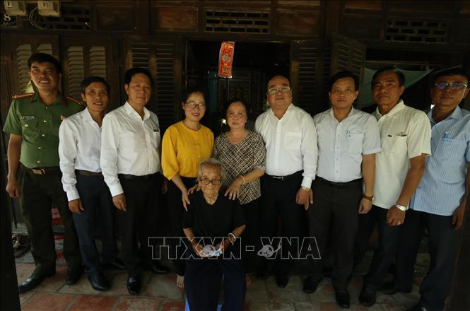 Lãnh đạo thành phố Cần Thơ cùng chính quyền địa phương thăm hỏi Mẹ Việt Nam Anh hùng tại xã Vị Thanh 1. Ảnh: Duy Khương – TTXVN