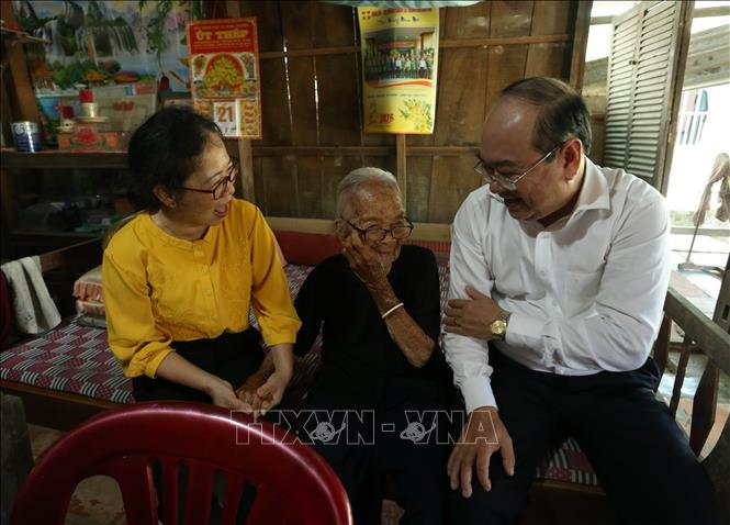 Lãnh đạo thành phố Cần Thơ cùng chính quyền địa phương thăm hỏi Mẹ Việt Nam Anh hùng tại xã Vị Thanh 1. Ảnh: Duy Khương – TTXVN