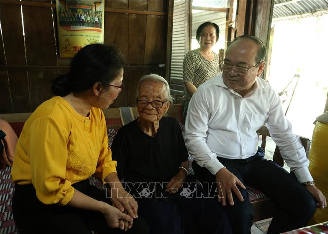 Lãnh đạo thành phố Cần Thơ cùng chính quyền địa phương thăm hỏi Mẹ Việt Nam Anh hùng tại xã Vị Thanh 1. Ảnh: Duy Khương – TTXVN