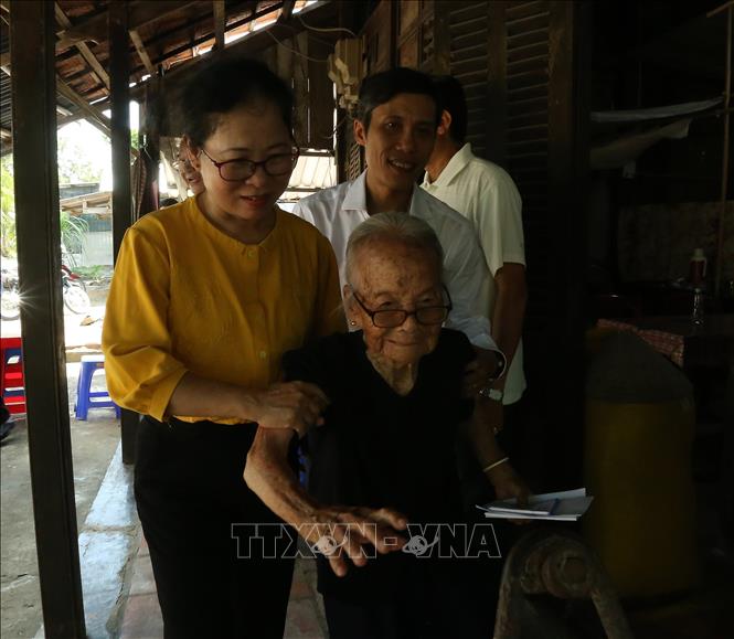Lãnh đạo thành phố Cần Thơ cùng chính quyền địa phương thăm hỏi Mẹ Việt Nam Anh hùng tại xã Vị Thanh 1. Ảnh: Duy Khương – TTXVN