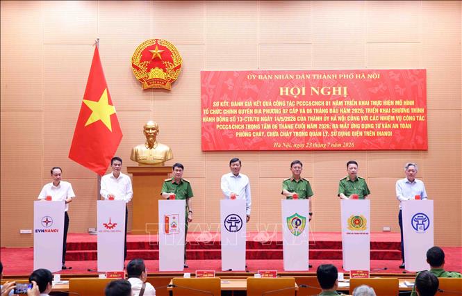 Các đại biểu thực hiện nghi thức ra mắt ứng dụng tư vấn an toàn phòng cháy, chữa cháy trong quản lý, sử dụng điện trên iHanoi. Ảnh: Phạm Kiên – TTXVN
