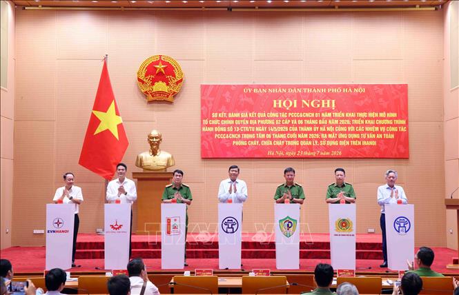 Các đại biểu thực hiện nghi thức ra mắt ứng dụng tư vấn an toàn phòng cháy, chữa cháy trong quản lý, sử dụng điện trên iHanoi. Ảnh: Phạm Kiên – TTXVN
